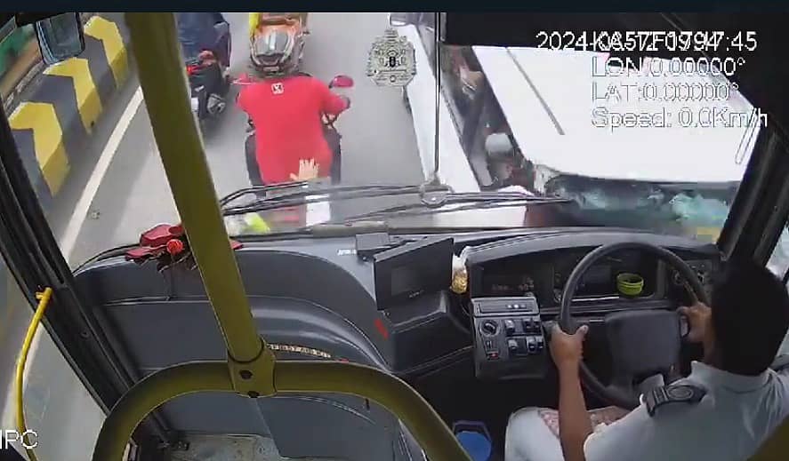 <div class="paragraphs"><p>ನಿಯಂತ್ರಣ ತಪ್ಪಿ ಬೈಕ್, ಕಾರಿಗೆ ಡಿಕ್ಕಿಯಾದ ಬಿಎಂಟಿಸಿ ಬಸ್</p></div>